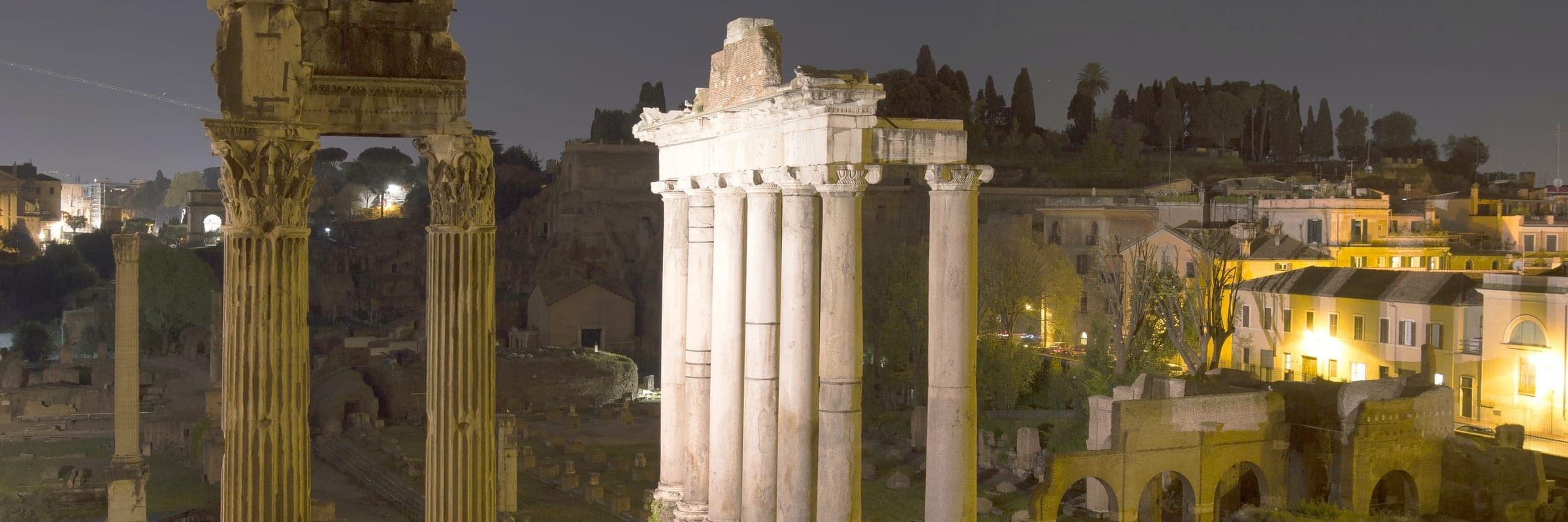 Il Tempio di Saturno al Foro Romano di notte, le colonne illuminate