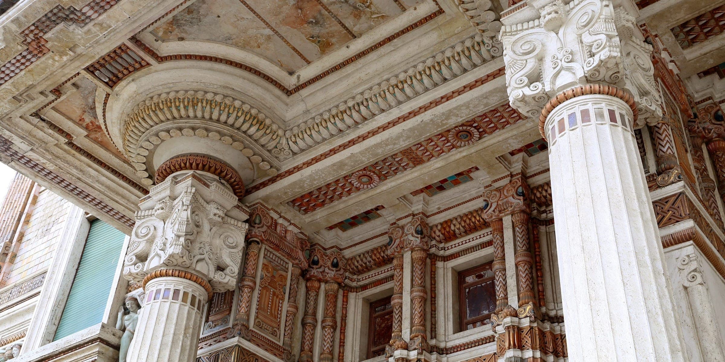 Capitelli e ceramiche dell’ingresso delle Terme Berzieri, Salsomaggiore