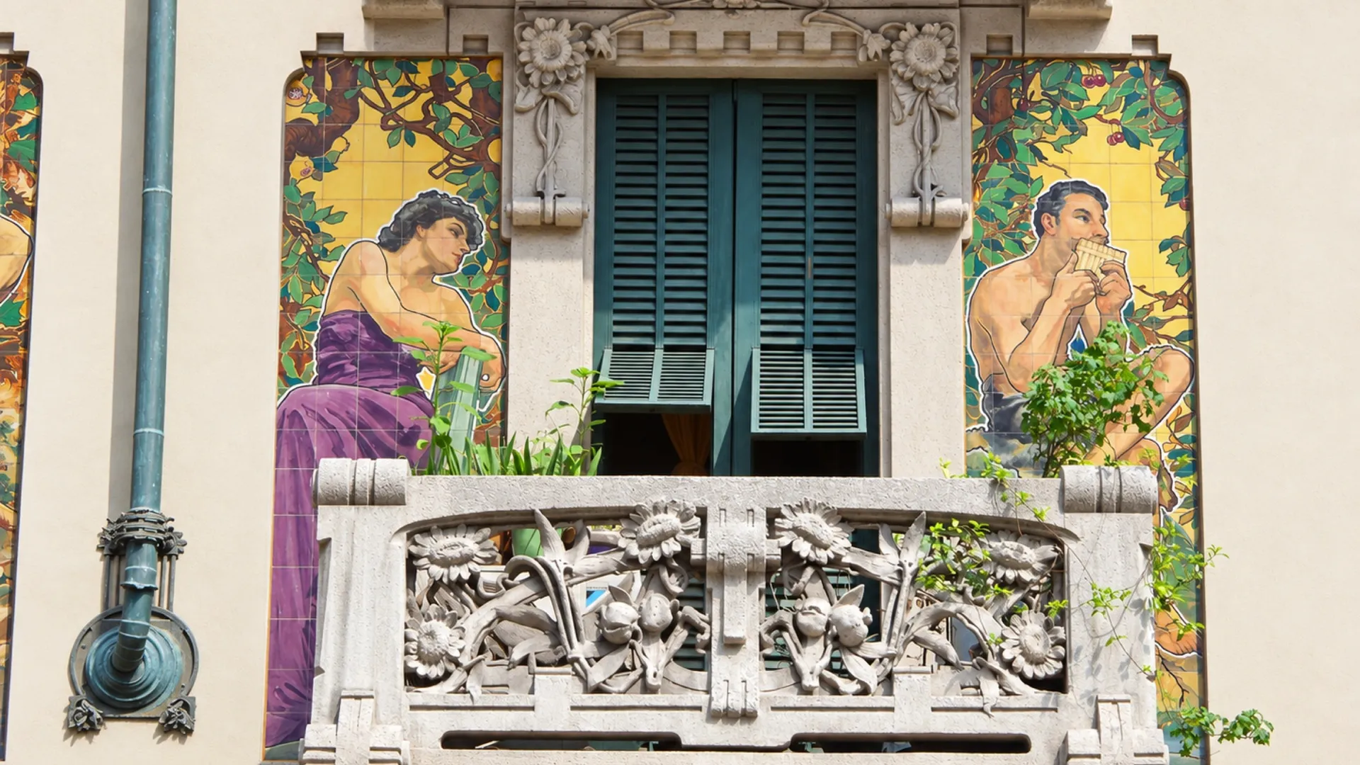 Figure in ceramica della facciata, Casa Galimberti — Milano