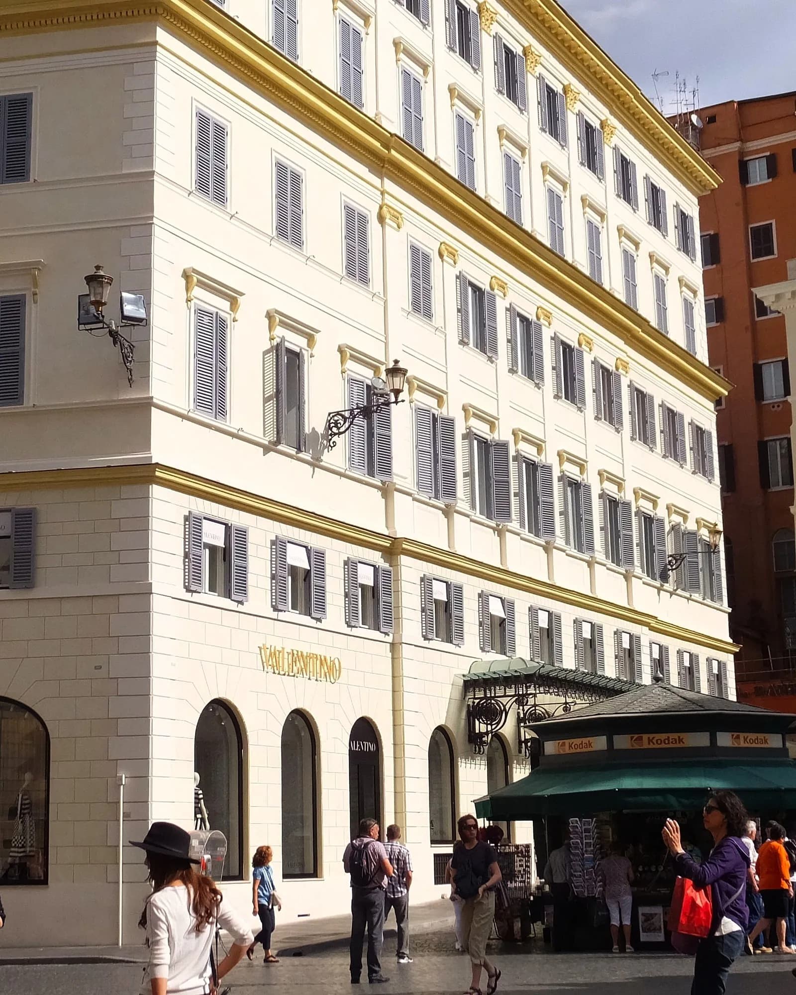 Valentino — Piazza Mignanelli — Roma
